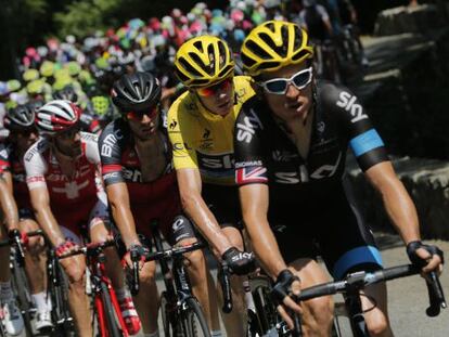 Chris Froome escoltado por Geraint Thomas 