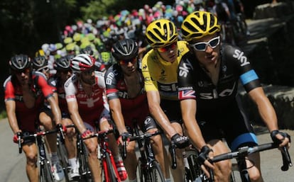 Chris Froome escoltado por Geraint Thomas 