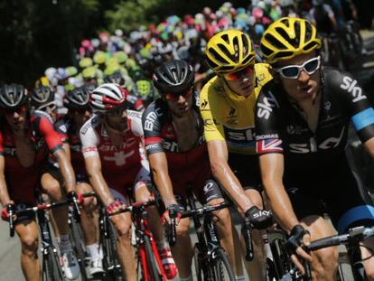Chris Froome escoltado por Geraint Thomas