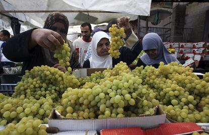 Un mercado en Ciudad de Gaza durante las cinco horas de tregua humanitaria propuesta por la ONU