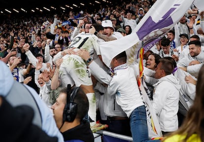 Brahim Díaz en la grada con aficionados tras marcar el segundo gol del Real Madrid.