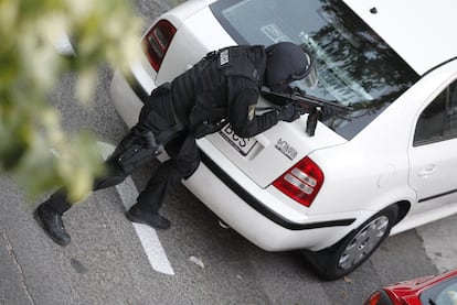 La policía dispuso un amplio cordón en toda la zona, entre las calles Puerto de Cotos y Sierra Toledana, en Vallecas. Los agentes del Grupo Especial de Operaciones de la Policía (GEO) llegó cuando se cumplieron tres horas del secuestro aunque no tuvieron que usar la fuerza.