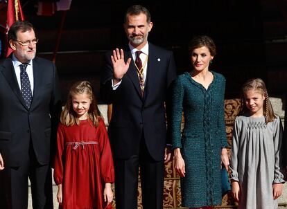 Los Reyes junto al presidente del Gobierno, Mariano Rajoy, acompañados de las princesas, Leonor y Sofía.