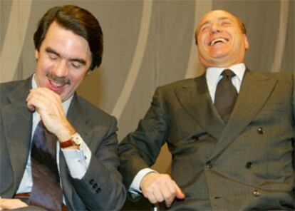 Aznar y Berlusconi bromean hoy en Copenhague.