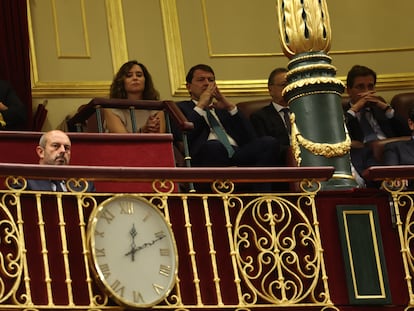 Los presidentes de la Comunidad de Madrid, Isabel Díaz Ayuso, y Castilla y León, Alfonso Fernández Mañueco, seguían este martes el debate de investidura desde la tribuna de invitados. En primer término, Pedro Rollán, presidente del Senado.