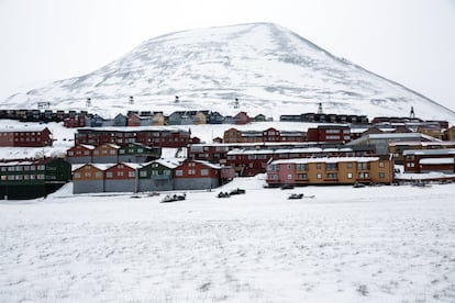 Trabajadores vivienda de Longyearbyen, Svalbard se ven cubiertos de nieve 23 de octubre de 2015. Una cadena noruega de islas sólo 1.200 kilometros (750 millas) del Polo Norte está tratando de promover las nuevas tecnologías, el turismo y la investigación científica en un cambio de la alta contaminación la minería del carbón que ha sido un pilar de la economía a distancia durante décadas. Noruega suspendió más la minería del carbón en el archipiélago de Svalbard año pasado debido a los altos costos y está buscando empleos alternativos para unos 2.200 habitantes en las islas donde los osos polares deambulan. Parte de la respuesta puede ser la de impulsar la ciencia: en Ny-Alesund, la liquidación no militar permanente más septentrional del mundo, científicos de 11 países, entre ellos Noruega, Alemania, Francia, Gran Bretaña, India y Corea del Sur cuestiones de estudio, como el cambio climático. La presencia de Noruega, miembro de la OTAN, también da a la alianza un punto de apoyo estratégico en el extremo norte, cada vez más importante después de la vecina Rusia anexó la región de Crimea de Ucrania en 2014. REUTERS / Anna Filipova TPX IMÁGENES DE LA FOTO DEL DÍA 05 DE 19 - BÚSQUEDA " SVALBARD Filipová "para todas la