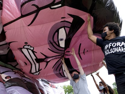 Manifestantes inflam boneco que representa o presidente Jair Bolsonaro, em 21 de fevereiro em Brasília.
