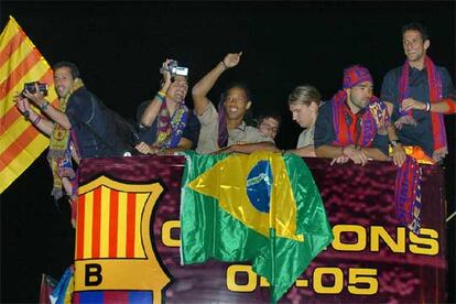 Los jugadores del Barça se han sumado a las celebraciones junto a la afición. Entre las múltiples felicitaciones que ha recibido el equipo, la del presidente del Gobierno, José Luis Rodríguez Zapatero, que telefoneó anoche al presidente del FC Barcelona, Joan Laporta, por este título liguero.