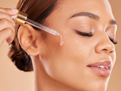 Artículo de EL PAÍS Escaparate sobre el sérum de Anua con niacinamida.