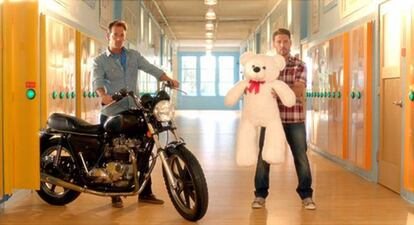 Luke Perry y Jason Priestley en la campa&ntilde;a de Old Navy.