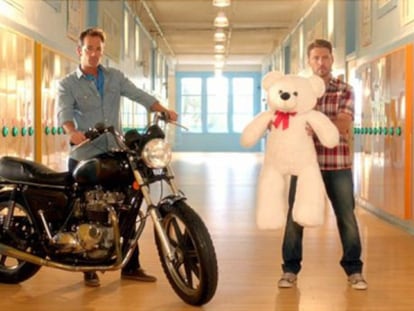 Luke Perry y Jason Priestley en la campaña de Old Navy.
