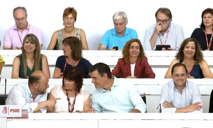 En la primera fila, Antonio Pradas, Micaela Navarro, Pedro Sánchez y Cesar Luena. 