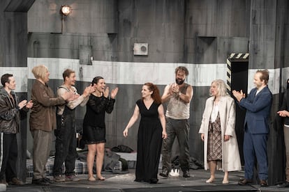 Todos los cantantes aplauden a Emmanuelle Haïm (centro) al final de la representación de ‘Giulio Cesare’.