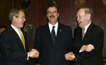 Bush (izquierda), con el presidente mexicano, Vicente Fox, y el primer ministro canadiense, Jean Chrétien.
