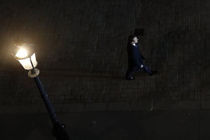 El presidente electo francés Emmanuel Macron camina hacia el escenario para dirigirse a sus partidarios en el Palacio del Louvre en París.