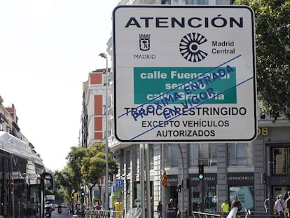 Un cartel informativo en la v&iacute;a p&uacute;blica anuncia el &aacute;rea restringida de Madrid Central.