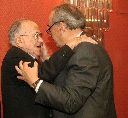 Gregorio Peces Barba en el homenaje al ex secretario general del PCE Santiago Carrillo en su 90º cumpleaños.