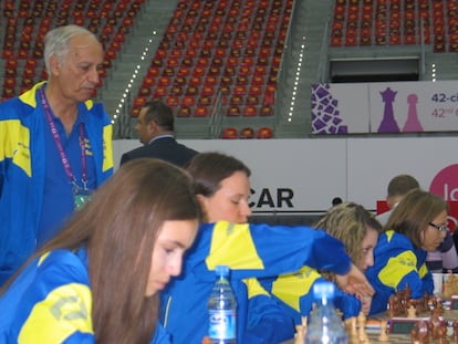 El equipo sueco, durante el encuentro con Serbia. Anna en primer plano, Pía al final, y Juan Manuel de pie.
