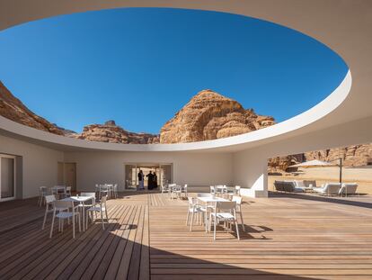 El patio de techo ovalado que enmarca la esencia del edificio centro de visitantes de Al Ula. Por ahí se ve el intenso azul del cielo y la sobriedad de las rocas.