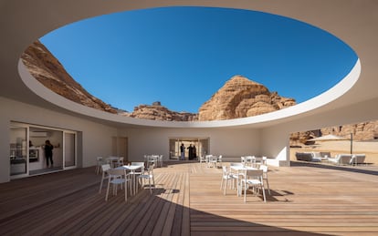 El patio de techo ovalado que enmarca la esencia del edificio centro de visitantes de Al Ula. Por ahí se ve el intenso azul del cielo y la sobriedad de las rocas.