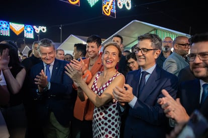 Antonio Sanz, Filo Cañete, Meritxell Batet, y Félix Bolaños, bailan en la Feria de Abril. Kike Rincón / Europa Press