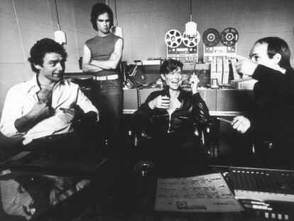 Desde la izquierda (sentados), Robert Fripp, Bowie y Brian Eno, durante la grabación de “Heroes” en Berlín. 1977.