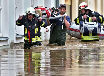 Los equipos de rescate evacúan a los residentes de una calle de Grimma, en el estado alemán de Sajonia. Este es uno de los estados más afectados por las inundaciones en Alemania, donde ha muerto al menos una persona.