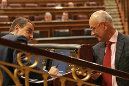 Zapatero conversa con el portavoz de CiU en el Congreso, Josep Antoni Duran  Lleida.
