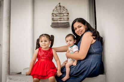 A venezuelana Saray Velandria e os filhos, Isabela e Gianluca.