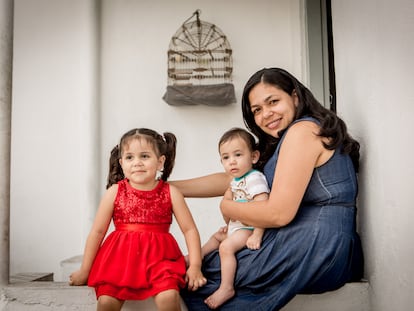 A venezuelana Saray Velandria e os filhos, Isabela e Gianluca.