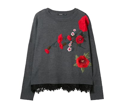 De punto en gris con flores bordadas en rojo de Desigual (89 euros)