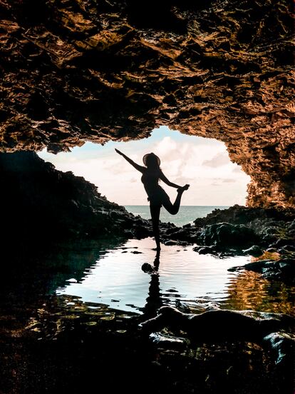 Mariel Galán en la entrada de la Animal Flower Cave, en la isla de Barbados.