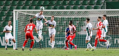 El delantero del Elche Nino golpea este jueves un balón de cabeza en el partido ante el Girona en el Martínez Valero.