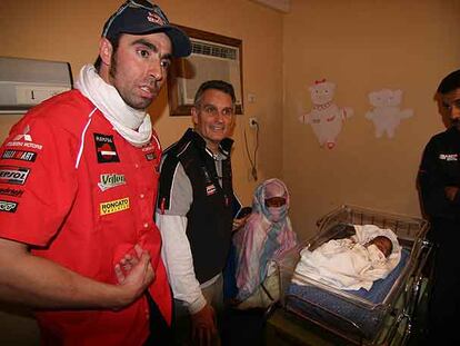 Nani Roma y Xabier Mir, en el hospital del doctor Uroz, en Nuakchott.