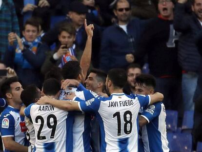 Futbolistas del Espanyol celebran un gol logrado ante el Sevilla la pasada jornada.