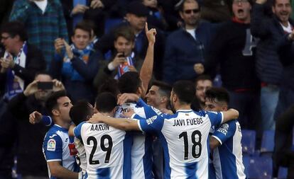 Futbolistas del Espanyol celebran un gol logrado ante el Sevilla la pasada jornada.