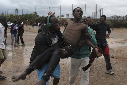 Un grupo de subsaharianos llega al CETI (Centro de Estancia Temporal de Inmigrantes) de Melilla tras saltar la valla fronteriza el año pasado.