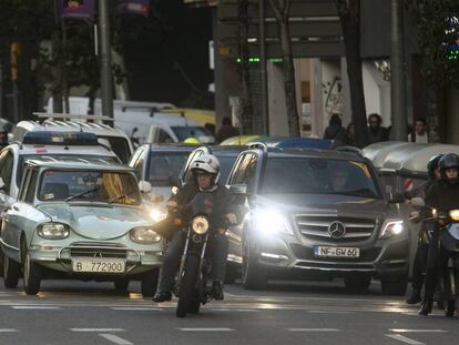 Varios veh&iacute;culos esperan en un sem&aacute;foro de la caller de Arag&oacute;, en Barcelona.