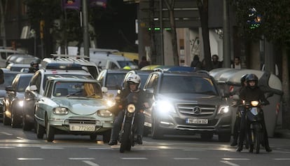 Varios veh&iacute;culos esperan en un sem&aacute;foro de la caller de Arag&oacute;, en Barcelona.