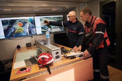 Durante la jornada de ayer, miércoles, se iniciaron cinco fuegos de manera simultánea en Navarra, el más grande en Larraga y el más complicado en Leyre. Este último está controlado, pero los bomberos temen que se avive con la subida de las temperaturas a lo largo del día, En la imagen, técnicos del cuerpo de Protección Civil coordinan las labores de extinción en la zona de Leyre, este jueves. 