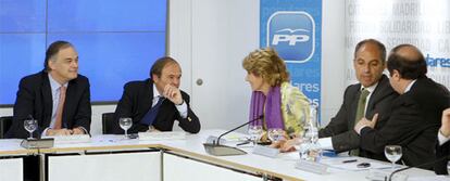 Los dirigentes del Partido Popular, de izquierda a derecha, Esteban González Pons, Pío García Escudero, Esperanza Aguirre, Francisco Camps y Juan Vicente Herrera, durante la reunión del Comité Ejecutivo Nacional del PP, hoy en Madrid.