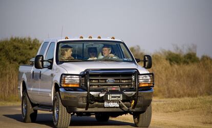 El presidente de Estados unidos, George W. Bush (d) conduce un todoterreno Ford acompañado por la primera ministra de Alemania, Angela Merkel (i) y por su esposa Laura Bush (detrás), en su rancho de Crawford, Tejas, durante un viaje de Merkel a Estados Unidos, el 9 de noviembre de 2007.