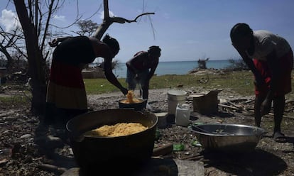 Un grupo de mujeres prepara la comida tras el paso del huracán Matthew en Haití.