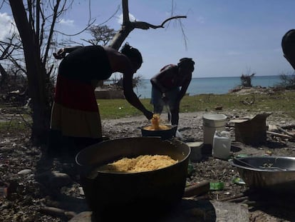 Un grupo de mujeres prepara la comida tras el paso del huracán Matthew en Haití.