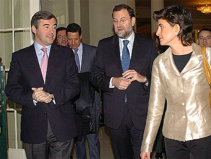 En primer término, Ángel Acebes, Mariano Rajoy y María San Gil, ayer en el Foro Nueva Economía.