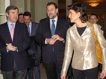 En primer término, Ángel Acebes, Mariano Rajoy y María San Gil, ayer en el Foro Nueva Economía.