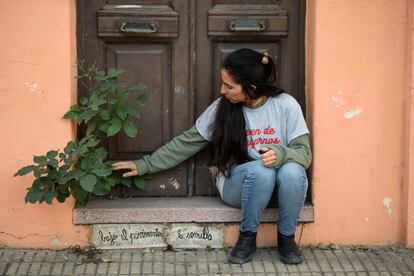 Guadalupe Carrizo junto a una de las plantas silvestres de su barrio.