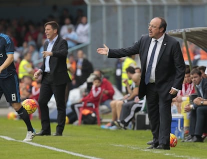 Rafa Benítez da instrucciones a sus jugadores durante la primera parte.