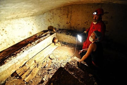 Dos arqueólogos trabajan en la cripta de la familia florentina de Lisa Gherardini del Giocondo.