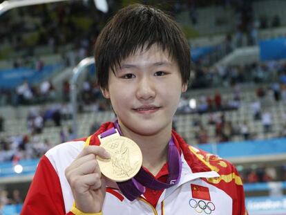 La nadadora china Shiwen Ye muestra su medalla de oro.